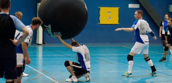 Au kin-ball, un ballon d’essai géant