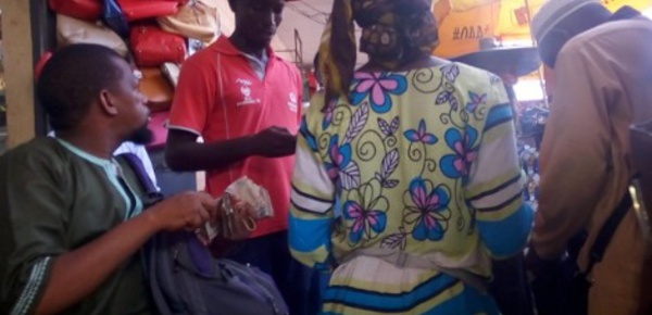 Les commerçants rabatteurs au marché de Madina