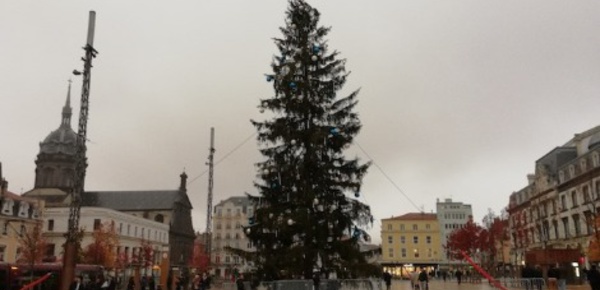 Clermont-Ferrand: sous la robe du sapin de Noël 