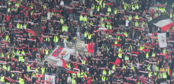 Des gilets jaunes en rouge et noir