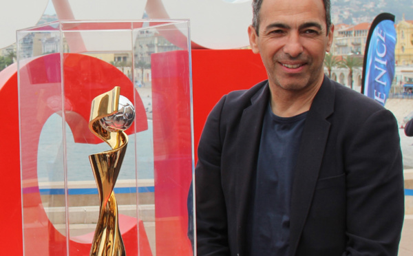 Youri Djorkaeff à Nice avec le trophée de la coupe du monde de football féminin