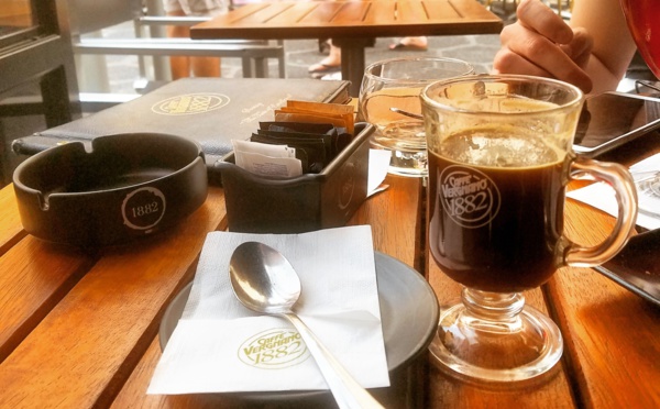 Café en terrasse : Un bonheur simple pour l’été