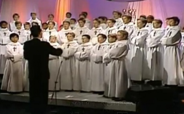 Chanson à la Une - Douce nuit, par Les petits chanteurs à la croix de bois