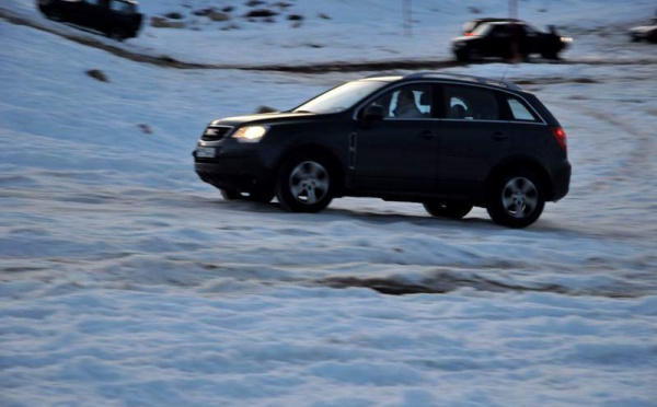 L’IMAGE DU JOUR – En voiture sur la neige