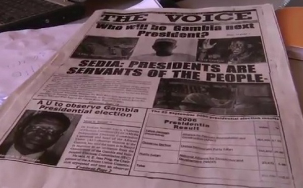 Gambie: Quatre militants emprisonnés pour avoir distribué des t-shirts