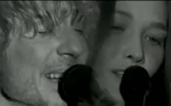 Chanson à la Une - Les frôleuses, par Carla Bruni et Louis Bertignac 