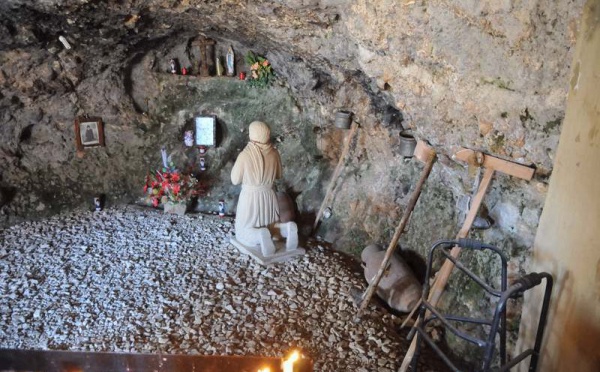 L’IMAGE DU JOUR – La grotte de Saint Charbel