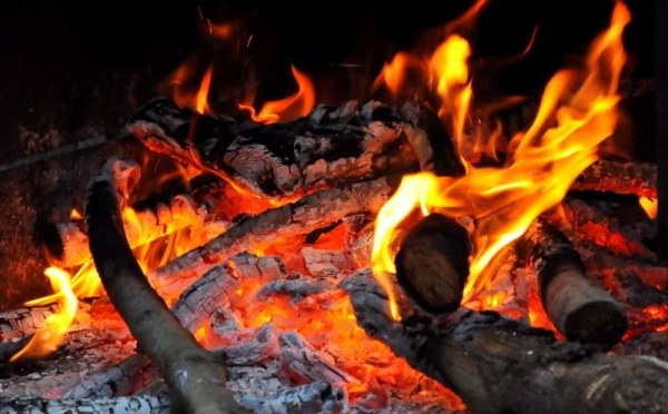 L’IMAGE DU JOUR – L’homme et le feu