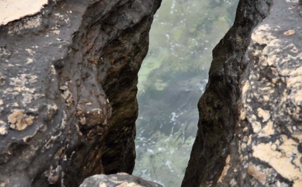 L’IMAGE DU JOUR – À travers les rochers