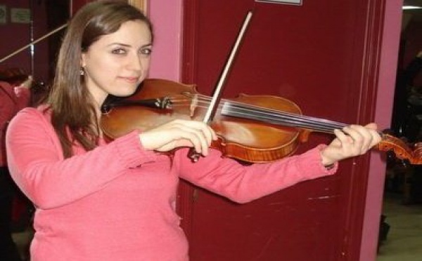 Penchée sur son piano, une viola à la main