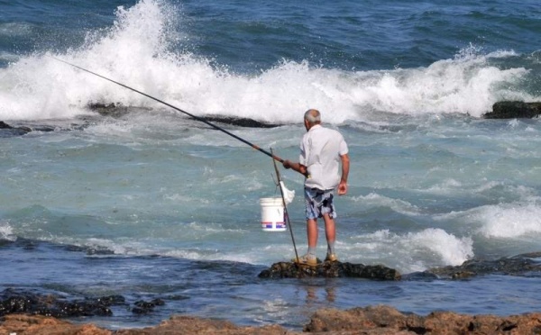L’IMAGE DU JOUR – Pêcheur dans les vagues