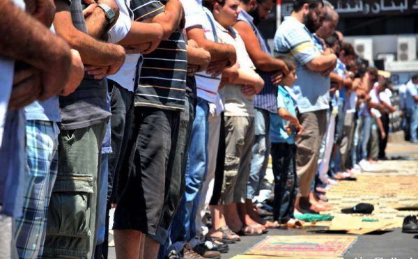 L’IMAGE DU JOUR – Prière dans la rue