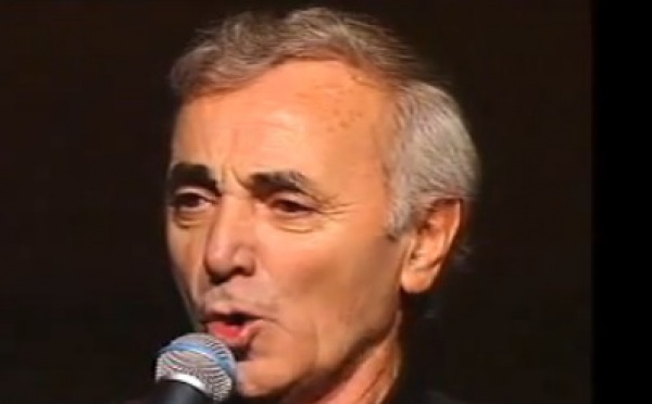 Chanson à la une - Paris au mois d'août, par Charles Aznavour