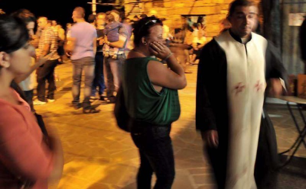 L’IMAGE DU JOUR – A l'extérieur de l’église