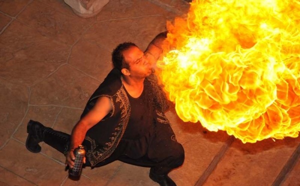 L’IMAGE DU JOUR – Cracheur du feu