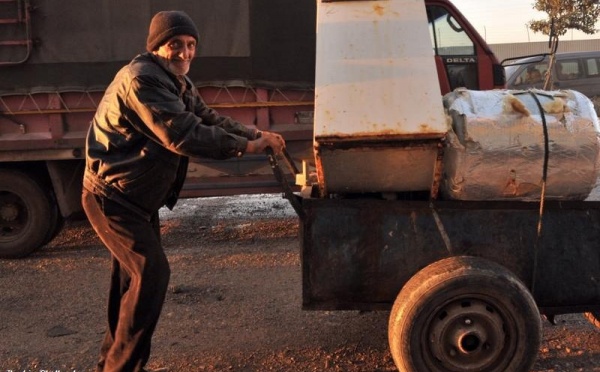 L’IMAGE DU JOUR – Le vieil homme et sa charrette