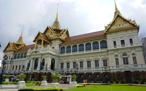 En Thaïlande, les étudiants défient le roi