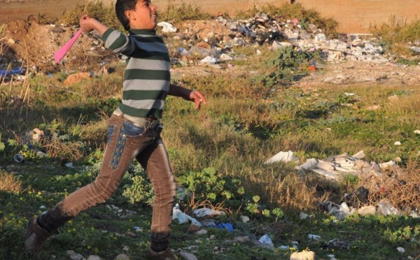 L’IMAGE DU JOUR – Jeter des cailloux