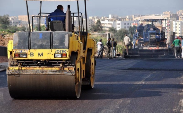 L’IMAGE DU JOUR – Etendre l’asphalte