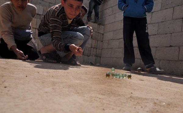 L’IMAGE DU JOUR – Jouer aux billes