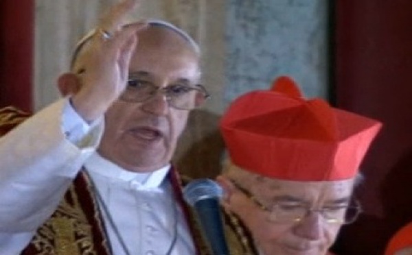 Actu à la une - Le Pape François semble recevoir la bénédiction du monde entier