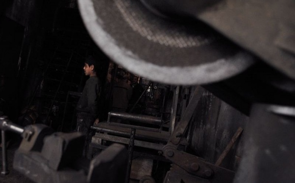 L’IMAGE DU JOUR – Le garçon du fer