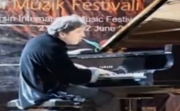 Turquie: Condamnation d'un pianiste pour un message Twitter