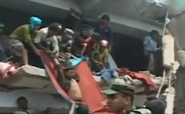 Actu à la une - Un bâtiment s'effondre au Bangladesh faisant d'innombrables victimes