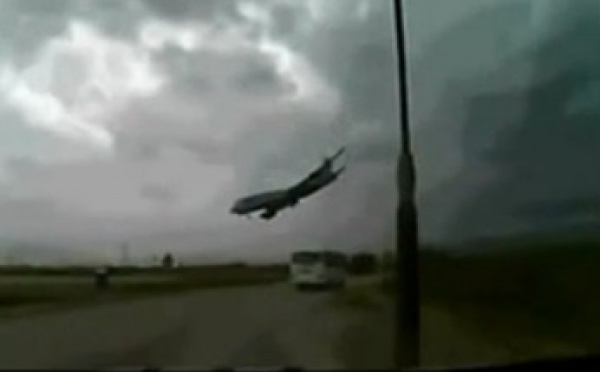 Actu à la une - Le spectaculaire crash d'un Boeing filmé en direct