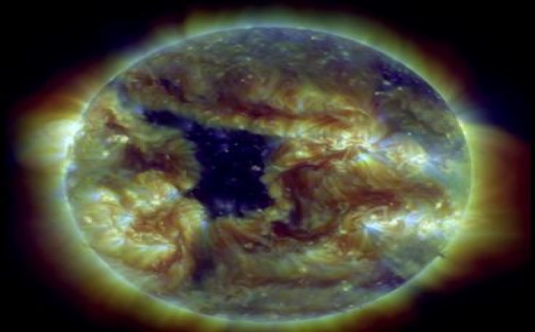 Actu à la une - Un trou énorme sur la surface du Soleil?