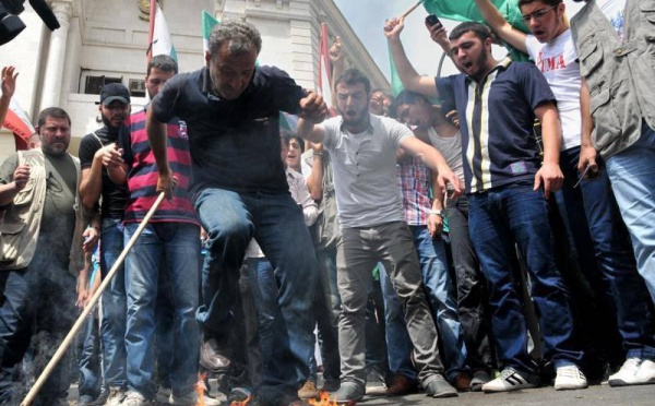 L’IMAGE DU JOUR – Brûler des drapeaux