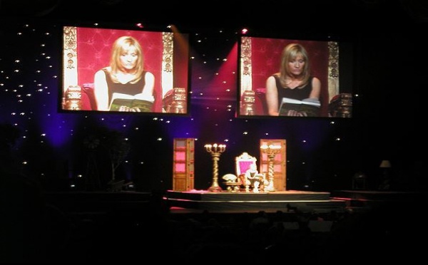 J.K. Rowling transformée en ancien membre de la police militaire