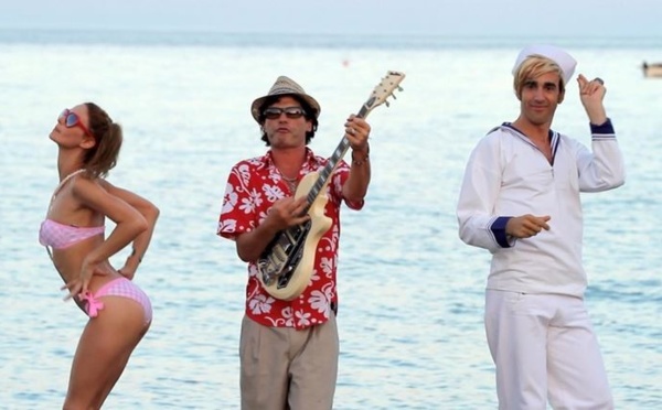 Pascal Mono en bermuda au bord de la mer