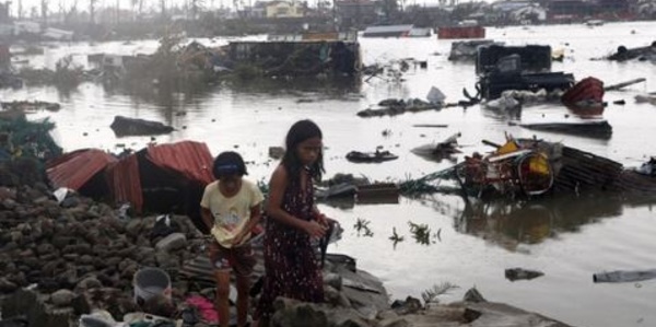 Typhon Haiyan aux Philippines: près de 4,5 millions d’enfants sans eau ni nourriture
