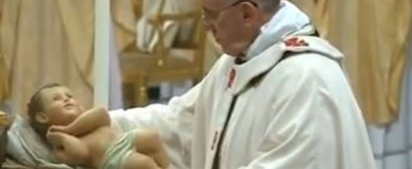 Le pape François célèbre sa première messe de Noël