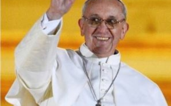 Les étoiles de la victoire auréolent le pape François