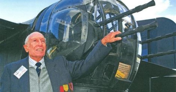 Deuil d’un aviateur français de la Seconde Guerre Mondiale