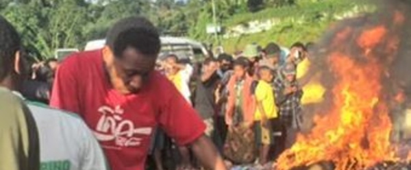 Papouasie-Nouvelle-Guinée: Justice doit être rendue à une jeune femme brûlée vive