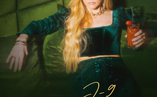 Marie Di La arpente Paris dans le clip de Je Sais Que