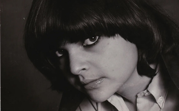 Jacqueline Taïeb revisite ses joyaux pop avec l'album Play It Like Jacqueline