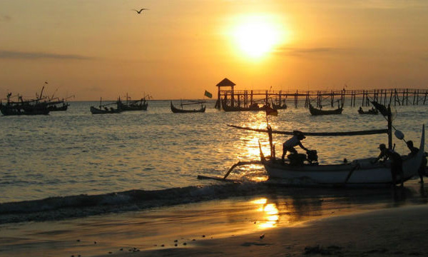 Image du jour: Coucher de soleil sur la plage de Jimbaran