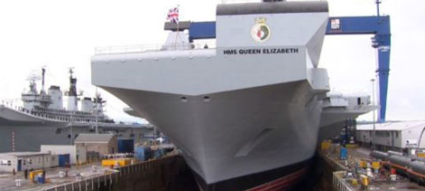 La Reine Elizabeth baptise au whisky le HMS Queen Elizabeth