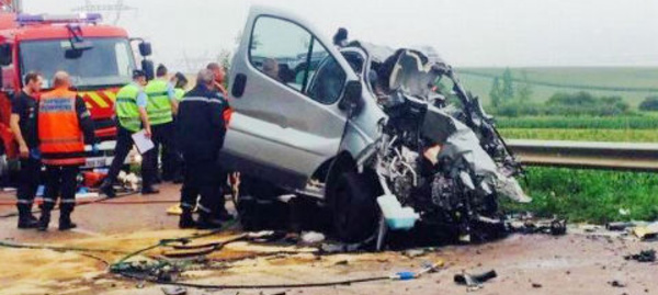 Faits divers en vidéo: 6 morts dans une collision entre un minibus et un camion dans l'Aube