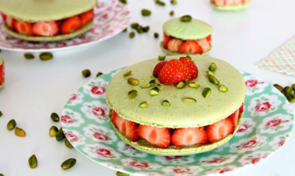 Macaron pistache fraise et rhubarbe curd