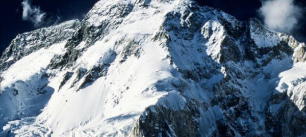 Escalade réussie au-dessus des nuages