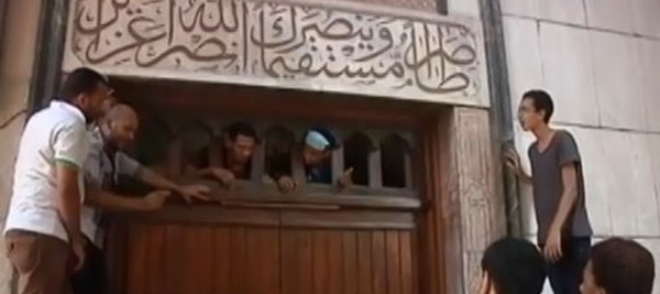 Égypte: Des juges se récusent lors du procès des manifestants pro-Morsi