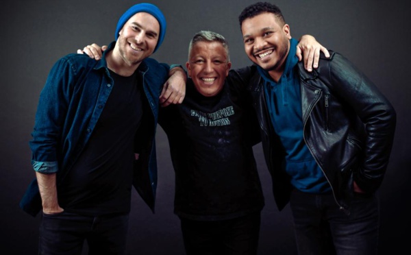 Electric Blue Cats en transes avec la vidéo de Change Your Partner