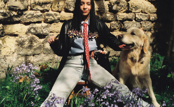 Ferielle chante son single Aimant au Studio Pigalle