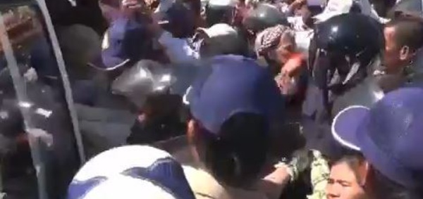 Cambodge: Des manifestantes et un moine emprisonnés