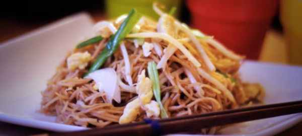 RECETTES EN VIDÉO - Nouilles sautées aux pousses de soja